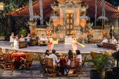 バリの夜を贅沢に満喫！高級ホテルで味わう感動のディナーショー