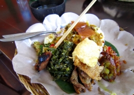 バリ島伝統料理の昼食 (バビグリン)