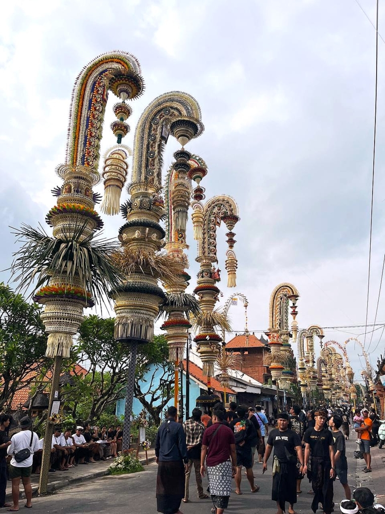 バリ島ヒンドゥー文化を象徴する「ペンジョール」とは